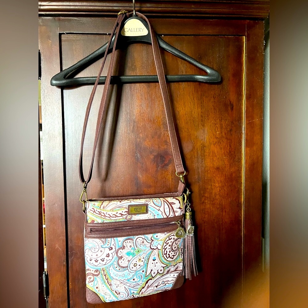 Beautiful new with out tags Gigi hills cross body purse.